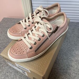 Taos Shell Pink Leather Zipster Sneakers